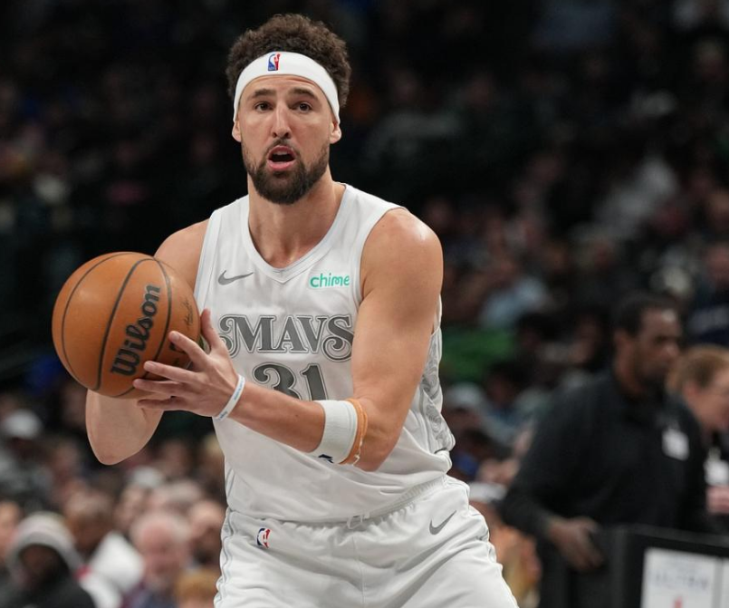 星空-领先优势明显首场状态出色，独行侠观众沸腾！，字母哥重返赛场观众掌声雷动的简单介绍-星空